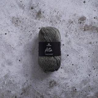 Svarta Fåret Asta 83 industrial grey Indhold: 50% merinould, 35% akryl, 15% alpakauld Vægt/længde: 50 g = ca. 150 meter Anbefalede pinde: 3,5 mm Strikkefasthed: 10 x 10 cm = 24 m Vaskes på skåneprogram maks. 30°C / Tørres fladt.