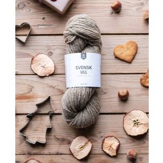 Järbo Svensk Ull 3tr 100g 59021 Wasa crisp Materiale: 100% svensk uld Vægt/længde: 100 g = ca. 180 meter Anbefalede pinde: 4.00 mm Strikkefasthed: 10 x 10 cm = 21 m x 26 p Vask: Håndvask / Tørres fladt.