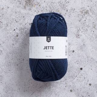 Järbo Jette 08 Victory blue Indhold:100% ubehandlet ren uld Vægt/længde: 50 g = ca. 50 meter Anbefalede pinde: 7 mm Strikkefasthed: 10 x 10 cm = 12 m x 18 p Vask:Håndvask.