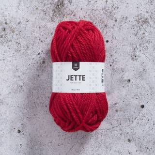 Järbo Jette 15 Red delicious Indhold:100% ubehandlet ren uld Vægt/længde: 50 g = ca. 50 meter Anbefalede pinde: 7 mm Strikkefasthed: 10 x 10 cm = 12 m x 18 p Vask:Håndvask.