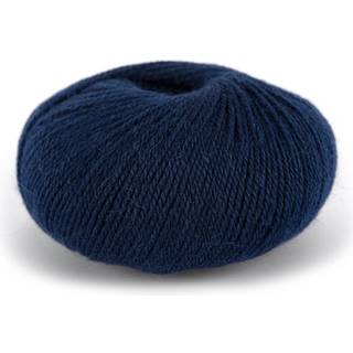 Du Store Alpakka Wool 525 Marine Indhold: 60% fineste alpaca, 40% uld Vægt/længde: 50 g = ca. 166 meter Anbefalede pinde: 3 mm Strikkefasthed: 10 cm = 27 m Vaskeanvisning:Håndvask ved 30grader. Vendes med vrangen udad før vask. Brug vaskepose. Brug vaskemiddel til uld/silke- gerne økologisk. Brug ikke skyldemiddel. Tørres fladt.