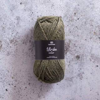 Svarta Fåret Ulrika Natur 01 stone nature Indhold: 100% uld Vægt/længde: 50 g = ca. 100 meter Anbefalede pinde: 4 mm Strikkefasthed: 10x10 cm = 20 masker 32 rækker Vaskes i hånden / Tørres fladt.