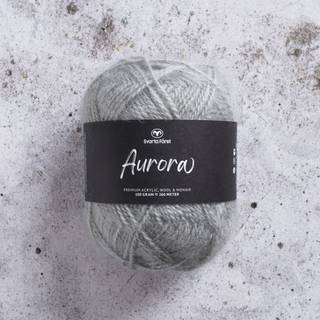 Svarta Fåret Aurora 31609 pearl grey Indhold: 70 % premium akryl, 15 % mohair, 15 % uld Vægt/længde: 100 g = ca. 260 meter Anbefalede pinde: 6 mm Strikkefasthed: 10 cm = 14 masker Vaskes på skåneprogram maks. 30°C / Tørres fladt.