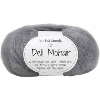 Go Handmade Deli Mohair 90 Lys grå Indhold:40% uld, 10% mohair, 50% akryl Vægt/længde: 25 g = ca. 200 meter Anbefalede pinde: 2.5-3 mm Strikkefasthed: 10 = 22 m Vask: Håndvask 30ºC.