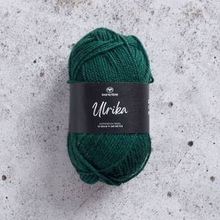 Svarta Fåret Ulrika 085 Tropisk grøn Indhold: 100% Uld (superwash) Vægt/længde: 50 gram = ca. 100 meter Anbefalede pinde: 4 mm Strikkefasthed: 10 cm = 20 m Kan vaskes på maskine, finvask ved 30ºC / Tørres fladt.