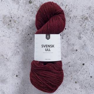 Järbo Svensk Ull 3tr 100g 59018 Lingonberry jam Materiale: 100% svensk uld Vægt/længde: 100 g = ca. 180 meter Anbefalede pinde: 4.00 mm Strikkefasthed: 10 x 10 cm = 21 m x 26 p Vask: Håndvask / Tørres fladt.