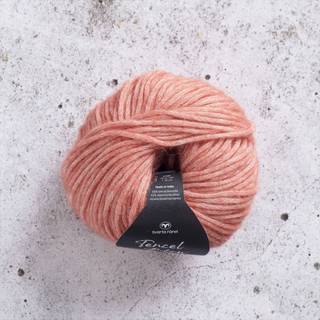 Svarta Fåret Tencel Blow 45 melon red Indhold: 58 % tencel, 42 % alpakauld Vægt/længde: 50 gram = ca. 100 meter Anbefalede pinde: 4 mm Strikkefasthed: 20 masker på 10 cm Håndvask, maks. 30°C / Tørres fladt.