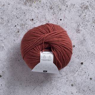 Jarbo Mio 30243 Pikant Indhold: 100% Ekstra fin merinould, superwash-behandlet Vægt/løbelængde: 50 g = ca. 175 meter Anbefalede pinde: 3 mm Strikkefasthed: 10x10 cm = 27-28 m x 36-37 p Maskinvask 30°C / Tåler ikke tørretumbler / Tørres fladt..