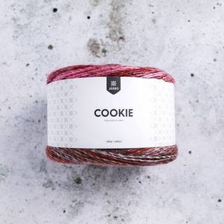 Järbo Cookie 200g 46225 Blush Indhold: 100% akryl Vægt/længde: 200 gram = ca. 600 meter Anbefalede pinde: 5.00 mm Strikkefasthed: 10 x 10 cm = 19 m x 27 p Anbefalet hæklenål: 5.00 mm Hæklefasthed: 10 x 10 cm = 15 fm x 18 r Vask: Maskinvask, max 40°C / Tørres fladt / Brug ikke skyllemiddel.