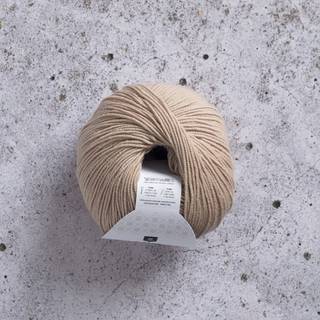 Jarbo Mio 30236 Ginger Indhold: 100% Ekstra fin merinould, superwash-behandlet Vægt/løbelængde: 50 g = ca. 175 meter Anbefalede pinde: 3 mm Strikkefasthed: 10x10 cm = 27-28 m x 36-37 p Maskinvask 30°C / Tåler ikke tørretumbler / Tørres fladt..