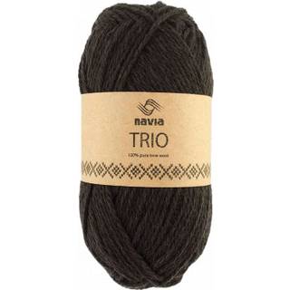 Navia Trio 36 Mørkebrun Indhold: 100% Uld Vægt/Længde: 50 g = ca. 120 meter Anbefalede pinde: 4,5 mm Strikkefasthed: 10 cm = 19 masker Vaskes i hånden / Tåler ikke tørretumbling, tørres fladt..