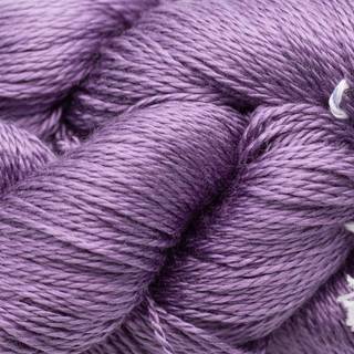 BC Garn Jaipur Peace Silk 58 Erica Indhold: 100% silke Vægt/længde: 50 g = ca. 300 meter Anbefalede pinde: 2-3 mm Strikkefasthed: 10 x 10 cm = 24 m Vask: Håndvask.