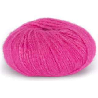 Du Store Alpakka Pus 4061 Pink Indhold: 70% baby alpakka, 17% akryl, 13% polyamid Vægt/længde: 50 g = ca. 100 meter Strikkefasthed: 10 cm = 12 m Anbefalede pinde: 9.00 mm Vask: Maskinvask 30 °C / Tåler ikke tørretumbling / Tørres fladt.