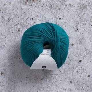 Jarbo Mio 30241 Turkis Indhold: 100% Ekstra fin merinould, superwash-behandlet Vægt/løbelængde: 50 g = ca. 175 meter Anbefalede pinde: 3 mm Strikkefasthed: 10x10 cm = 27-28 m x 36-37 p Maskinvask 30°C / Tåler ikke tørretumbler / Tørres fladt..