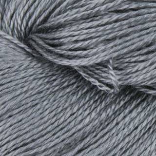 BC Garn Jaipur Peace Silk 59 Mellemgrå Indhold: 100% silke Vægt/længde: 50 g = ca. 300 meter Anbefalede pinde: 2-3 mm Strikkefasthed: 10 x 10 cm = 24 m Vask: Håndvask.