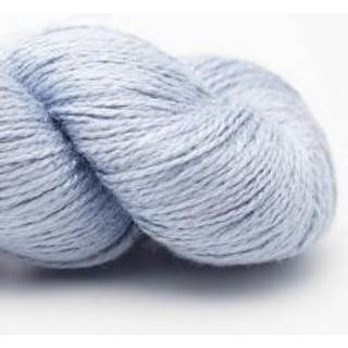 BC Garn Jaipur Peace Silk 63 Babyblå Indhold: 100% silke Vægt/længde: 50 g = ca. 300 meter Anbefalede pinde: 2-3 mm Strikkefasthed: 10 x 10 cm = 24 m Vask: Håndvask.