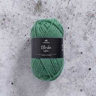 Svarta Fåret Ulrika Reflex 082 Zephyr grøn Indhold: 88% uld, 12% polyester Vægt/længde: 50 g. = ca. 87 meter Anbefalede pinde: 4 mm Strikkefasthed: 10 x 10 cm = 20 m x 32 p Vask: Håndvask ved 30 ℃ / Tåler ikke tørretumbling / Tørres fladt.
