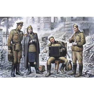 Sowjetische Soldaten bei der Pause Mai 1945