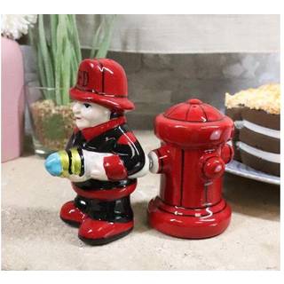 Brandmand med slange og hydrant 4 tommer keramisk magnetisk salt og peber ryster s?t nyhedsgave