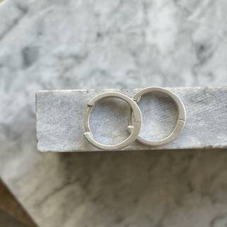Martine,13 mm. creoler i sandblæst sterling sølv med kliklås
