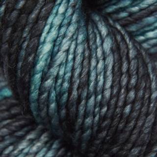 Mayflower Montreal 007 Storm Indhold: 100% ren ny uld Vægt/længde: 100 g = ca. 100 m Anbefalede pinde: 7-8 mm Strikkefasthed: 10 x 10 cm = 13 m x 16 p Håndvask / Tørres fladt.