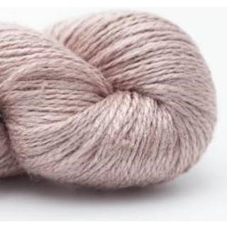 BC Garn Jaipur Peace Silk 70 Taupe Indhold: 100% silke Vægt/længde: 50 g = ca. 300 meter Anbefalede pinde: 2-3 mm Strikkefasthed: 10 x 10 cm = 24 m Vask: Håndvask.