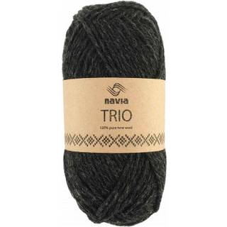 Navia Trio 34 Kosksgrå Indhold: 100% Uld Vægt/Længde: 50 g = ca. 120 meter Anbefalede pinde: 4,5 mm Strikkefasthed: 10 cm = 19 masker Vaskes i hånden / Tåler ikke tørretumbling, tørres fladt..