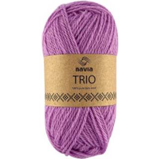 Navia Trio 363 Orkide tåge Indhold: 100% Uld Vægt/Længde: 50 g = ca. 120 meter Anbefalede pinde: 4,5 mm Strikkefasthed: 10 cm = 19 masker Vaskes i hånden / Tåler ikke tørretumbling, tørres fladt..