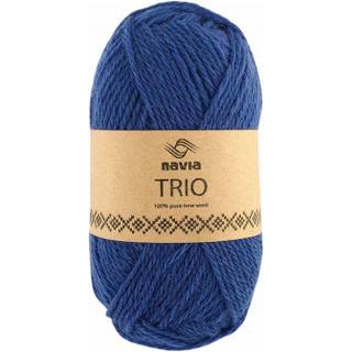 Navia Trio 339 Denim blå Indhold: 100% Uld Vægt/Længde: 50 g = ca. 120 meter Anbefalede pinde: 4,5 mm Strikkefasthed: 10 cm = 19 masker Vaskes i hånden / Tåler ikke tørretumbling, tørres fladt..
