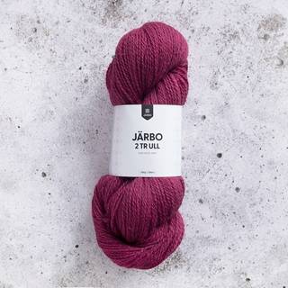 Järbo 2 tr Ull 100g 74128 Rasberry rose Indhold: 100% Uld Vægt/længde: 100 g = ca. 300 meter Anbefalede pinde: 3.50 mm Strikkefasthed: 10 x 10 cm = 21 m x 30 p Håndvask / Tørres fladt.