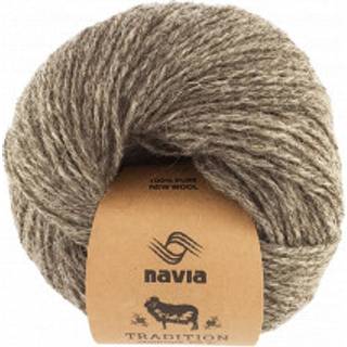 Navia Tradition 903 Mellemgrå 100g Indhold: 100 % Uld Vægt/Længde: 50g = ca. 90 meter Anbefalede pinde: 7-9 mm Strikkefasthed: 10 cm = 14 masker Vaskes i hånden/ Tåler ikke tørretumbling, tørres fladt..