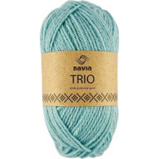 Navia Trio 361 Blå surf Indhold: 100% Uld Vægt/Længde: 50 g = ca. 120 meter Anbefalede pinde: 4,5 mm Strikkefasthed: 10 cm = 19 masker Vaskes i hånden / Tåler ikke tørretumbling, tørres fladt..