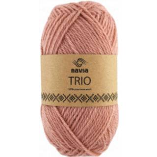 Navia Trio 349 Vintage lyserød Indhold: 100% Uld Vægt/Længde: 50 g = ca. 120 meter Anbefalede pinde: 4,5 mm Strikkefasthed: 10 cm = 19 masker Vaskes i hånden / Tåler ikke tørretumbling, tørres fladt..