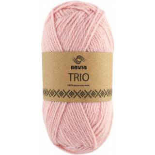 Navia Trio 332 Lyserød Indhold: 100% Uld Vægt/Længde: 50 g = ca. 120 meter Anbefalede pinde: 4,5 mm Strikkefasthed: 10 cm = 19 masker Vaskes i hånden / Tåler ikke tørretumbling, tørres fladt..