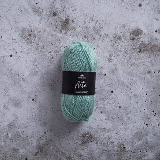Svarta Fåret Asta 81 cool spearmint Indhold: 50% merinould, 35% akryl, 15% alpakauld Vægt/længde: 50 g = ca. 150 meter Anbefalede pinde: 3,5 mm Strikkefasthed: 10 x 10 cm = 24 m Vaskes på skåneprogram maks. 30°C / Tørres fladt.