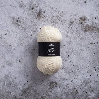 Svarta Fåret Asta 05 natural white Indhold: 50% merinould, 35% akryl, 15% alpakauld Vægt/længde: 50 g = ca. 150 meter Anbefalede pinde: 3,5 mm Strikkefasthed: 10 x 10 cm = 24 m Vaskes på skåneprogram maks. 30°C / Tørres fladt.