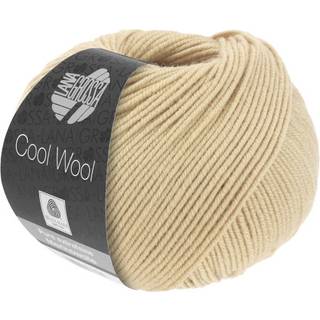Lana Grossa Cool Wool 2107 Creme Indhold:100% ren ny, ekstrafin merinould Vægt/Længde:50 g = ca. 160 meter Anbefalede pinde: 3.00-3.50 mm Strikkefasthed:10 x 10 cm = 24 m x 34 p Vask:Finvask 30º/ Tørres fladt.
