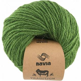 Navia Tradition 908 Grøn 100g Indhold: 100 % Uld Vægt/Længde: 50g = ca. 90 meter Anbefalede pinde: 7-9 mm Strikkefasthed: 10 cm = 14 masker Vaskes i hånden/ Tåler ikke tørretumbling, tørres fladt..