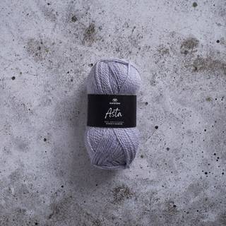 Svarta Fåret Asta 61 lavender ice Indhold: 50% merinould, 35% akryl, 15% alpakauld Vægt/længde: 50 g = ca. 150 meter Anbefalede pinde: 3,5 mm Strikkefasthed: 10 x 10 cm = 24 m Vaskes på skåneprogram maks. 30°C / Tørres fladt.