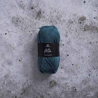 Svarta Fåret Asta 69 gasoline blue Indhold: 50% merinould, 35% akryl, 15% alpakauld Vægt/længde: 50 g = ca. 150 meter Anbefalede pinde: 3,5 mm Strikkefasthed: 10 x 10 cm = 24 m Vaskes på skåneprogram maks. 30°C / Tørres fladt.