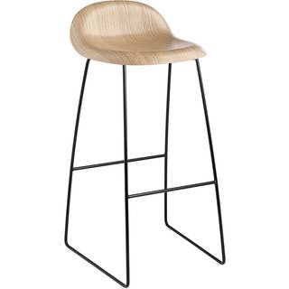 Gubi - 3D Bar Stool, Unupholstered, Black Sledge Base, Top - Oak - Barstole og bartaburetter - Træ farvet - Metal/Træ