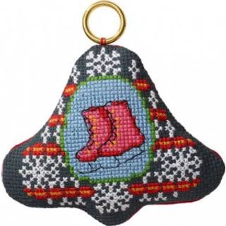 Broderikit juleophæng skøjter i klokke Broderikit med fint motiv Indeholder 1 klokke Størrelse: 9 x 8 cm Farve: Mørkgrøn Materiale: Aida 100% bomuld, 100% bomuldsgarn Indeholder også nål og mønster.