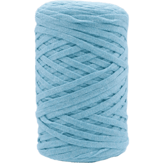 LindeHobby Ribbon Lux 01 Hvid Indhold: 70 % Genanvendt bomuld, 25% polyester, 5% andet genbrugsmateriale Vægt/længde: 250 g = ca. 130 m Anbefalede pinde:6 - 15 mm Anbefalet hæklenål: 6- 8 mm Håndvask / Tørres fladt.