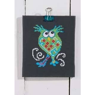 Broderikit Grøn ugle 11 x 13 cm Grøn ugle broderisæt Mål: 11x13cm Broderet med kors- og stikkesting Syet på Aida stof i Chalkboard Indeholder 7 farver DMC Mouliné.