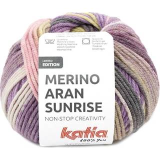 Katia Merino Aran Sunrise 304 Lilla-Rosa-Gulgrøn Indhold: 52% merinould, 48% akryl Vægt/længde: 100 g = ca. 155 meter Anbefalede pinde: 4.5-5.5 mm Strikkefasthed: 10 x 10 cm = 16 m x 20 p Vask: Maskinvask 30℃ / Kan tørretumbles.
