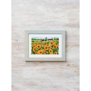 Broderikit Solsikkemark 18 x 13 cm Skab kunst med solsikker Smukke gule toner i motivet Mål: 18x13cm for det færdige design Sy med kors- og stikkesting Perfekt til hobbyprojekter.