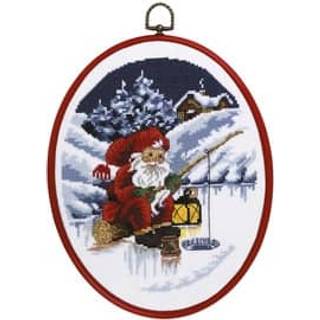 Broderikit Nisse fisker 20 x 26 cm m/5958/30 Skab hygge med "Nisse fisker" motivet. Produktmål: 20x26 cm med ramme. Broder med 20 DMC Mouliné farver. Stitched on white Aida 357A/00 fabric. Billedet viser en nisse ved en sø.