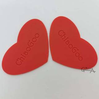ChiaoGoo Gummigreb Hjerte, 2 stk Indhold: 2 stk. hjerteformede gummigreb fra ChiaoGoo Størrelse: Ca. 5x3.50 cm Kort om produktet: Smarte små gummigreb, der giver et bedre greb, når du skal stramme udskiftelige rundpinde og kabler sammen.