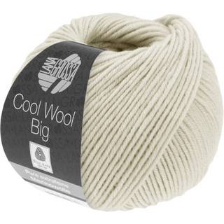 Lana Grossa Cool Wool Big 1010 Grège/beigegrå Indhold:100% ren ny, ekstrafin merinould Vægt/Længde: 50 g = ca. 120 meter Anbefalede pinde: 3.50-4.00 mm Strikkefasthed: 10 x 10 cm = 19 m x 26 p Vask:Finvask 30º/ Tørres fladt.