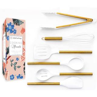 Stylede indstillinger Hvid silikone og guld k?kkenredskaber indstillet til moderne madlavning og servering af rustfrit st?l guldkogningsredskaber